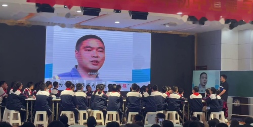 《树立正确的人生目标——自己的人生导演》部编版七上道德与法治2025研讨课视频