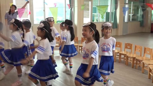 《小海军》幼儿园中班下册艺术活动