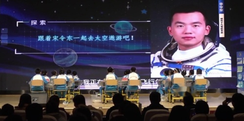 《美丽的天空》赣美版一下美术2025