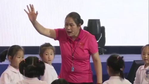 《集体双脚向前跳》观摩课教学视频