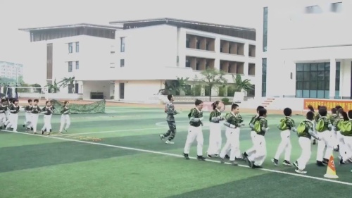 《篮球原地运球》观摩课教学视频-四年级体育-跨学科体育教学研讨活动