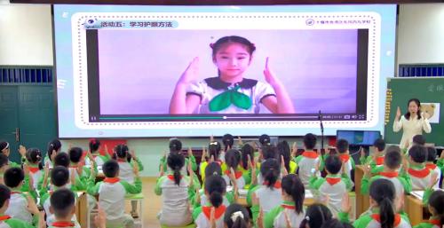 《爱护消防设施和器材》2025小学五年级安全教育班会课视频