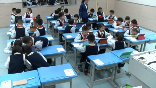 部编版道法三年级上册-连老师《家庭的记忆》教学视频