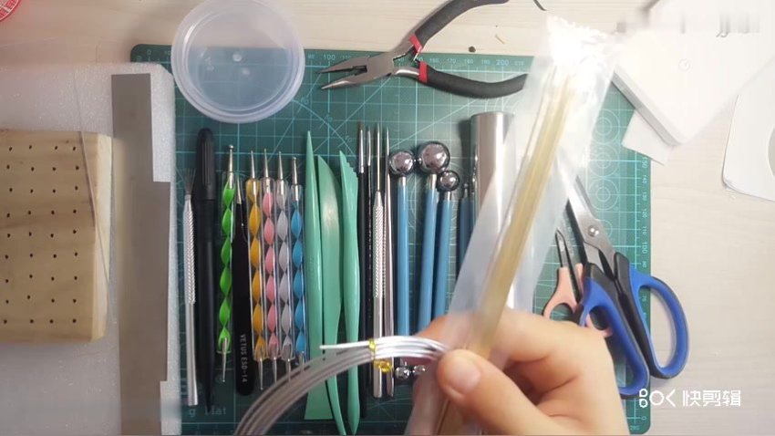 超轻黏土从入门到精通：手办萌食场景浮雕全教程